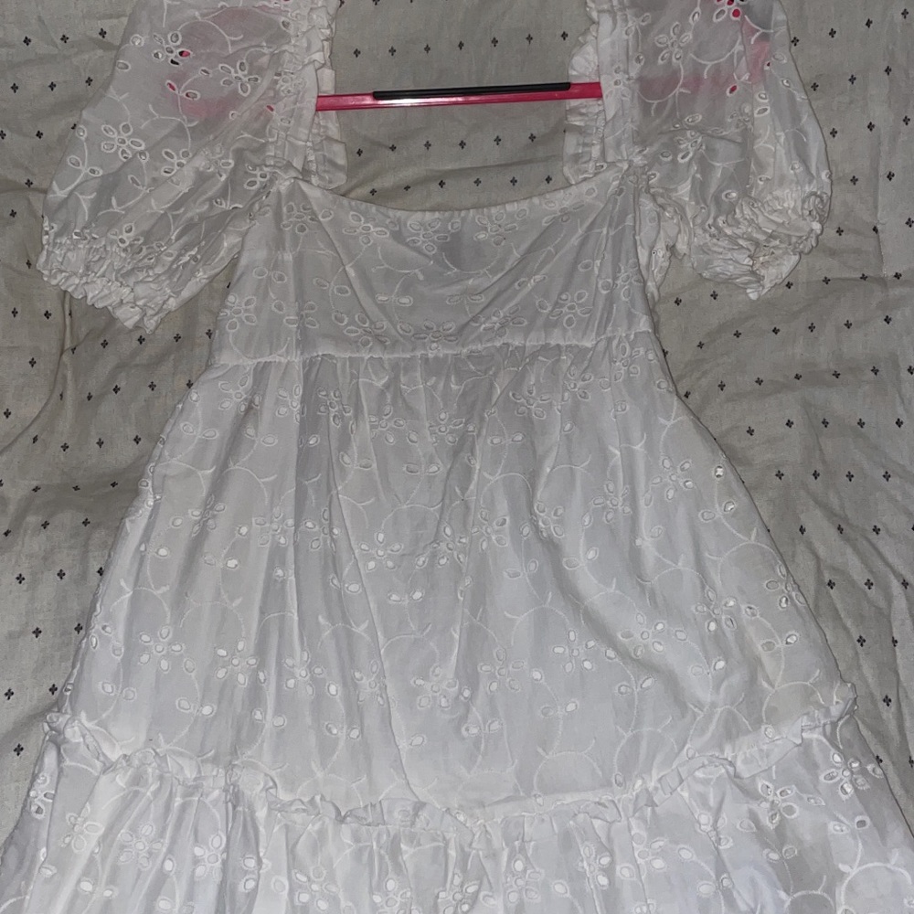 $10 H&M puffer sleeve eyelet dress. Size runs big, was too big on me. Size: xxs